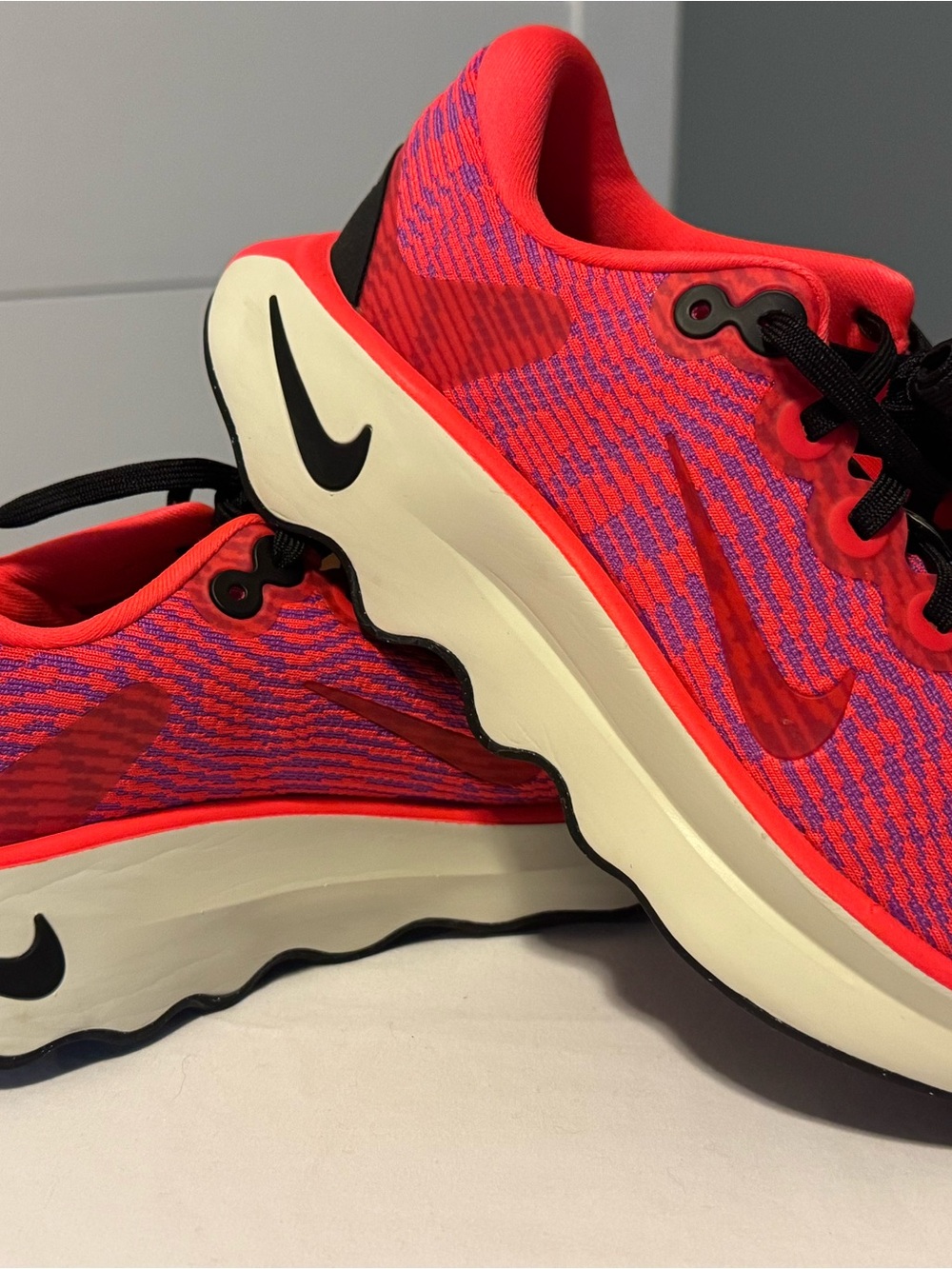 Nike Motiva Women’s Walking Shoes – Size 8.5 – Bright Crimson/Fuchsia